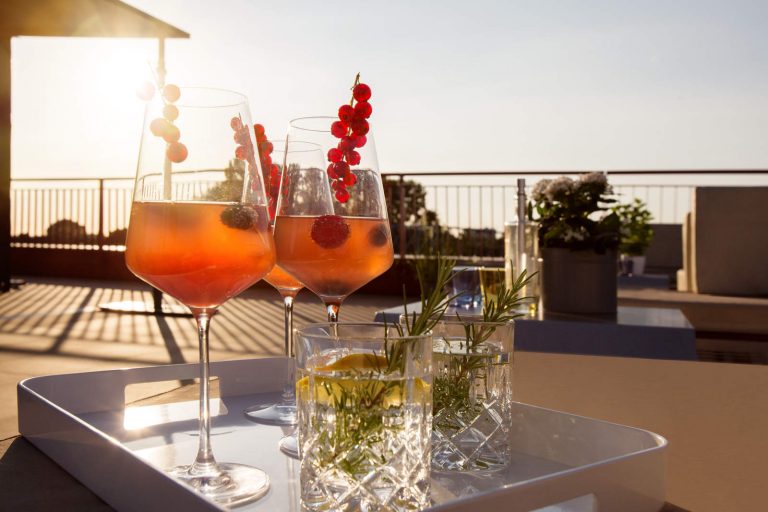 Cocktails werden auf der Terrasse serviert