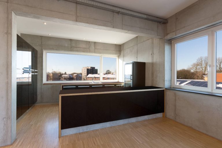 Blick auf die moderne Küche mit hochglänzenden Türen und Kühlschrank